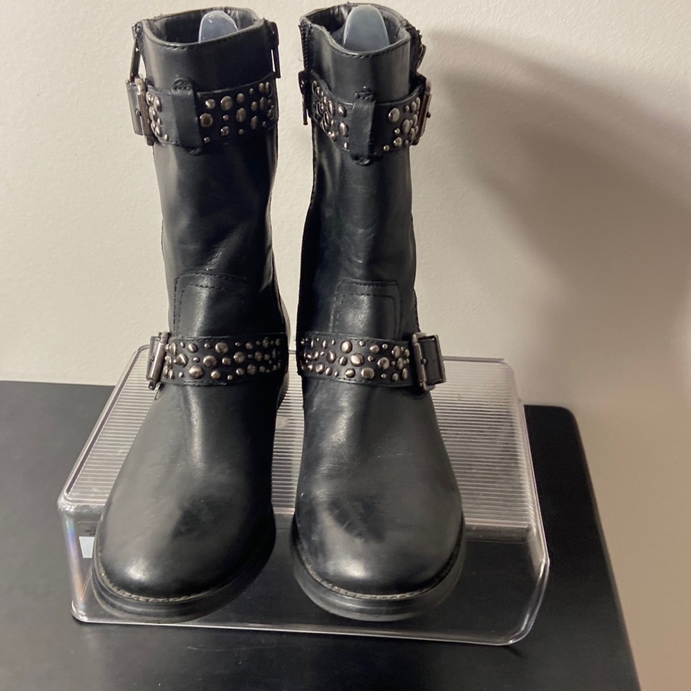 Arturo Chiang  leather ankle boots